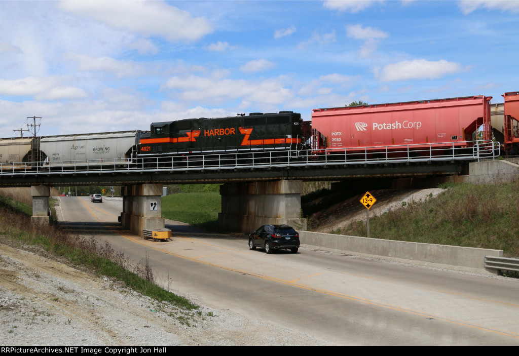 IHB 4021 pulls west with a trim job over Thornton Rd